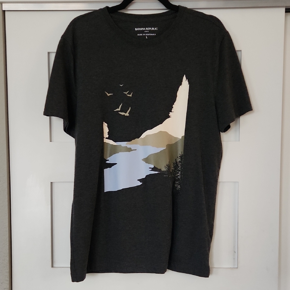 NWOT Banana Republic Men's Graphic T-Shirt - Charcoal Gray
